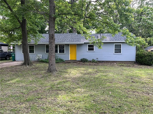ranch-style house with roof with shingles and a front yard