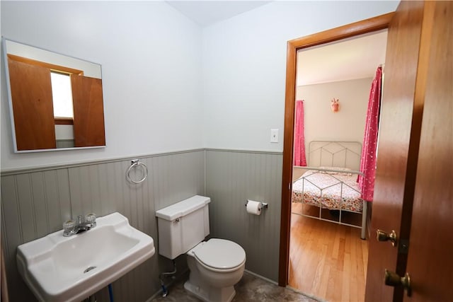 910 Sunset Ln, Harrison, AR 72601 - bathroom with a sink, wainscoting, toilet, and wood finished floors