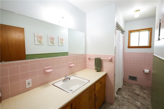 910 Sunset Ln, Harrison, AR 72601 - bathroom featuring tile walls, vanity, a wainscoted wall, and a shower with shower curtain