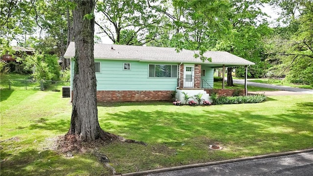 910 Sunset Ln, Harrison, AR 72601 - ranch-style house with a carport, driveway, and roof with shingles