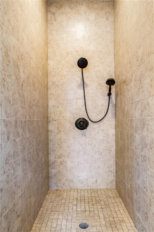 15533 Haynes Rd, Rogers, AR 72756 - full bathroom with tiled shower