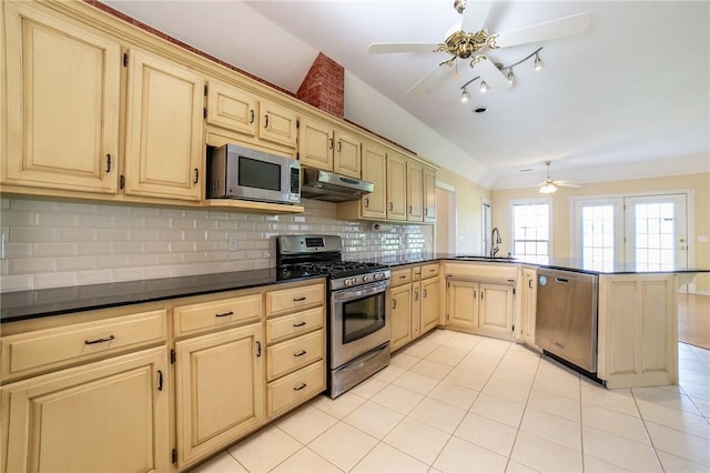 307 E Edmondson Ave, Springdale, AR 72764 - kitchen with appliances with stainless steel finishes, ceiling fan, a peninsula, a sink, and decorative backsplash