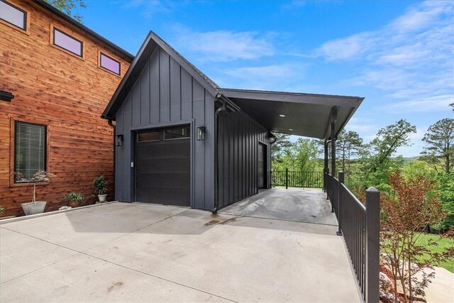 7 Thornbury Ln, Bella Vista, AR 72714 - garage featuring driveway and a carport