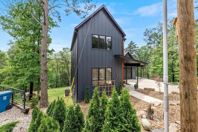 7 Thornbury Ln, Bella Vista, AR 72714 - view of outbuilding with driveway and a garage