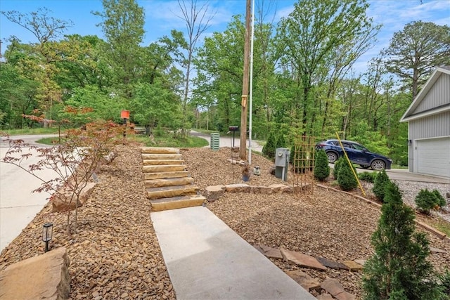 7 Thornbury Ln, Bella Vista, AR 72714 - view of yard featuring a garage