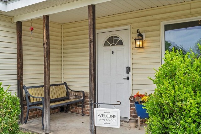 entrance to property featuring covered porch