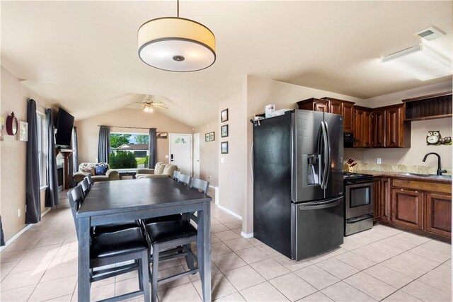 kitchen with stainless steel fridge with ice dispenser, stove, a sink, open floor plan, and ceiling fan