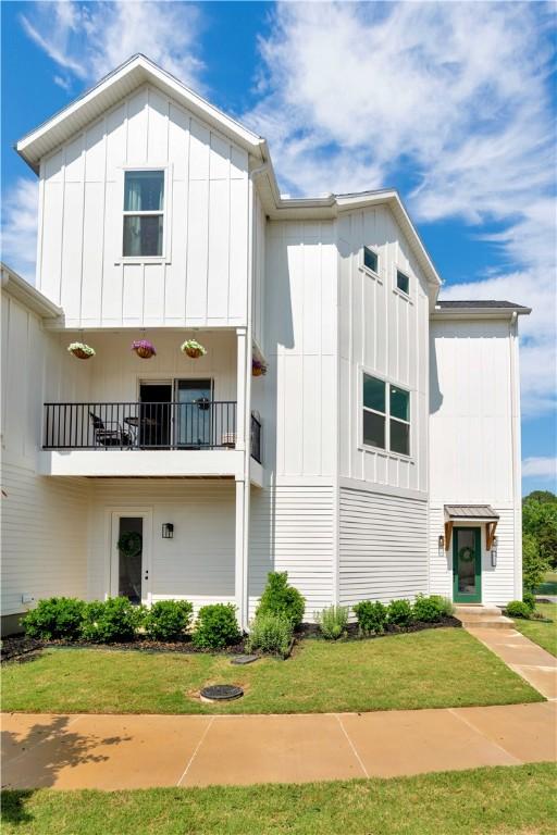 2630 N Gulley Grove Cir, Fayetteville, AR 72703 - view of front of house featuring board and batten siding and a front lawn