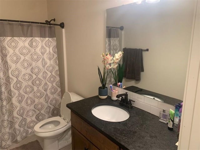 214 Hunt St, Pea Ridge, AR 72751 - bathroom featuring toilet, vanity, a shower with curtain, and decorative backsplash