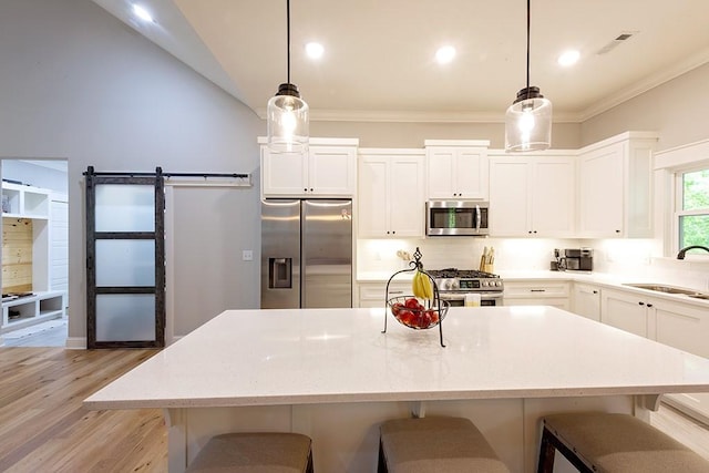 29 Salen Ln, Bella Vista, AR 72715 - kitchen with appliances with stainless steel finishes, a sink, backsplash, light wood-type flooring, and a breakfast bar area