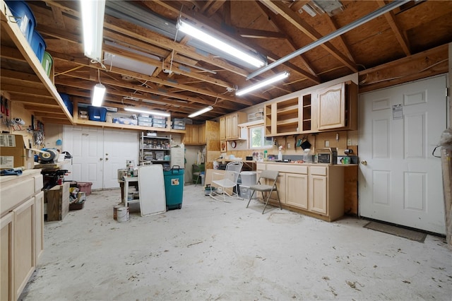 2 Natalie Ln, Bella Vista, AR 72715 - below grade area with a workshop area
