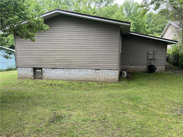 view of side of home featuring crawl space and a lawn