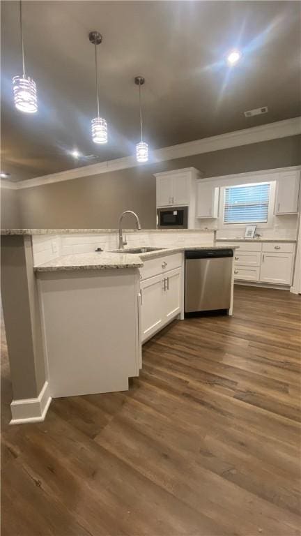 kitchen featuring stainless steel appliances, a sink, crown molding, white cabinets, and dark wood finished floors