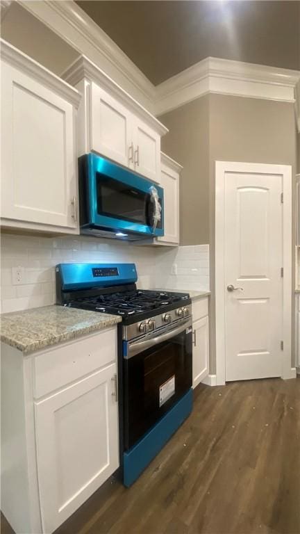 1912 Hale Ln, Pea Ridge, AR 72751 - kitchen with gas stove, dark wood-style flooring, white cabinetry, tasteful backsplash, and ornamental molding