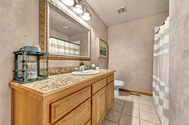 17155 Deer Park Ln, Pea Ridge, AR 72751 - full bath featuring a textured wall, toilet, tile patterned floors, vanity, and curtained shower