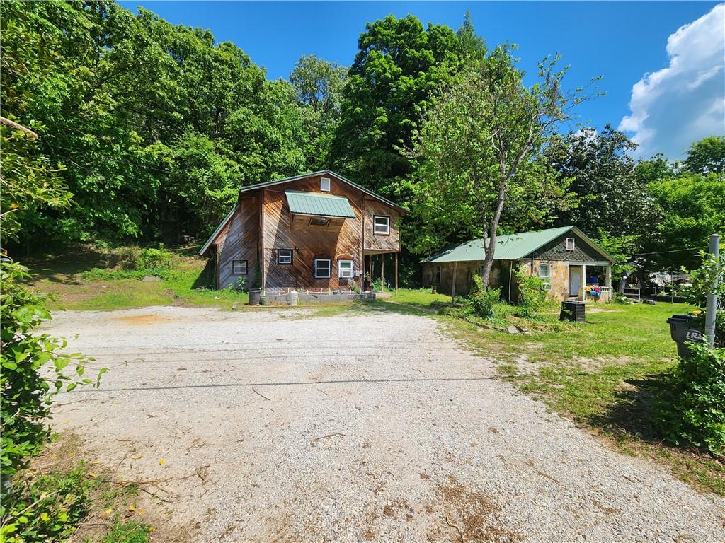 chalet / cabin featuring dirt driveway