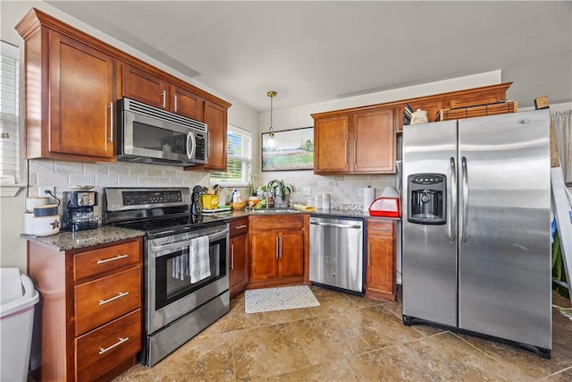14156 Rolling Hills Dr, Bentonville, AR 72712 - kitchen with stainless steel appliances, a sink, decorative backsplash, dark stone counters, and decorative light fixtures