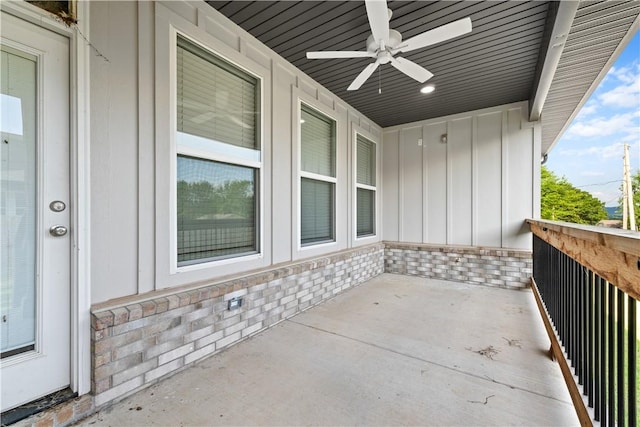 balcony featuring ceiling fan