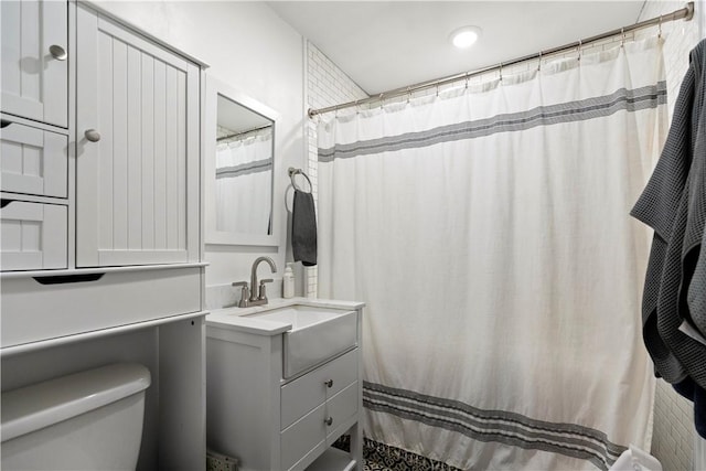 bathroom with vanity, toilet, recessed lighting, and a shower with shower curtain