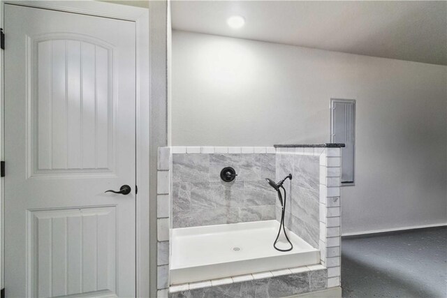 1904 Tull Dr, Pea Ridge, AR 72751 - bathroom featuring a tile shower