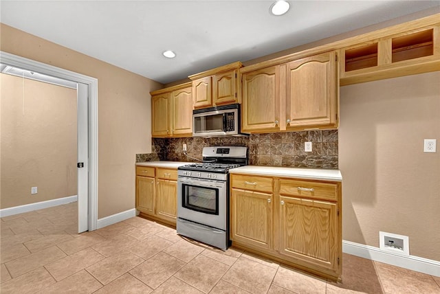 21 Sidlaw Hills Dr, Bella Vista, AR 72715 - kitchen featuring stainless steel appliances, tasteful backsplash, light countertops, baseboards, and recessed lighting