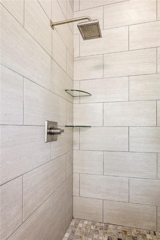 full bathroom featuring a tile shower