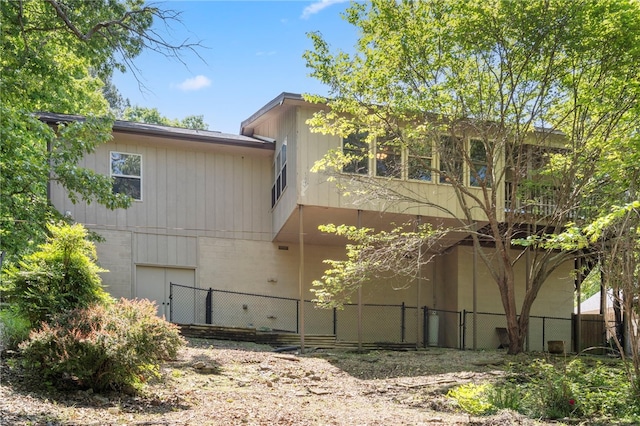 10 Forfar Cir, Bella Vista, AR 72715 - back of property with fence