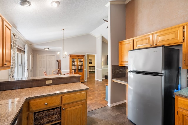 10 Forfar Cir, Bella Vista, AR 72715 - kitchen with stainless steel appliances, hanging light fixtures, a chandelier, a peninsula, and ornamental molding