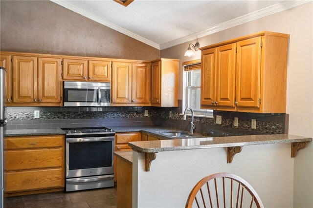 10 Forfar Cir, Bella Vista, AR 72715 - kitchen featuring stainless steel appliances, a sink, tasteful backsplash, a peninsula, and a kitchen breakfast bar