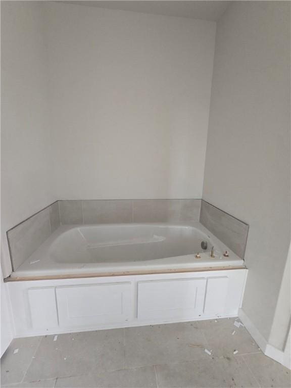 2308 Lexington St, Siloam Springs, AR 72761 - full bath with a garden tub