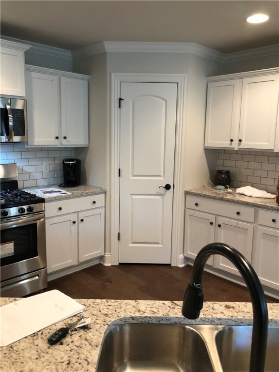 3279 Summer View Ave, Springdale, AR 72764 - kitchen with appliances with stainless steel finishes, a sink, dark wood finished floors, white cabinetry, and crown molding