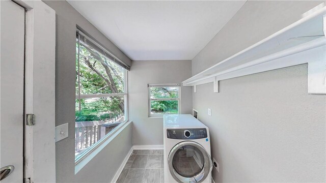 1230 W Mount Comfort Rd, Fayetteville, AR 72703 - laundry area featuring washer / dryer and baseboards