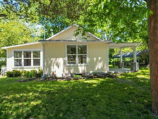1230 W Mount Comfort Rd, Fayetteville, AR 72703 - view of front facade with a front lawn