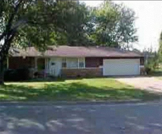 1002 N Pleasant St, Springdale, AR 72764 - ranch-style home featuring a front lawn and a garage