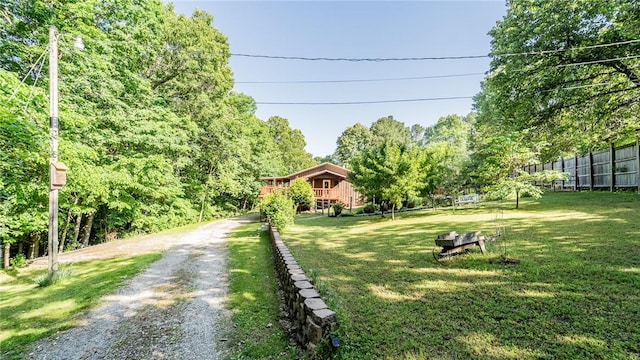 view of yard featuring gravel driveway