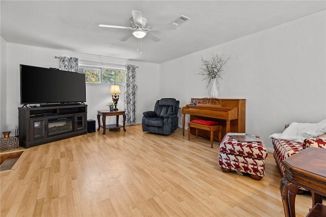 206 Suttle Dr, Springdale, AR 72764 - living room with wood finished floors and a ceiling fan