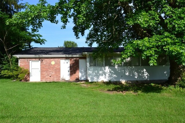 420 Natchez Trace Dr, Harrison, AR 72601 - back of property featuring a lawn and brick siding