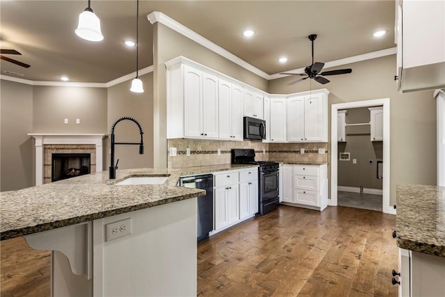 506 Hindman Dr, Prairie Grove, AR 72753 - kitchen featuring black appliances, ceiling fan, a sink, ornamental molding, and a peninsula