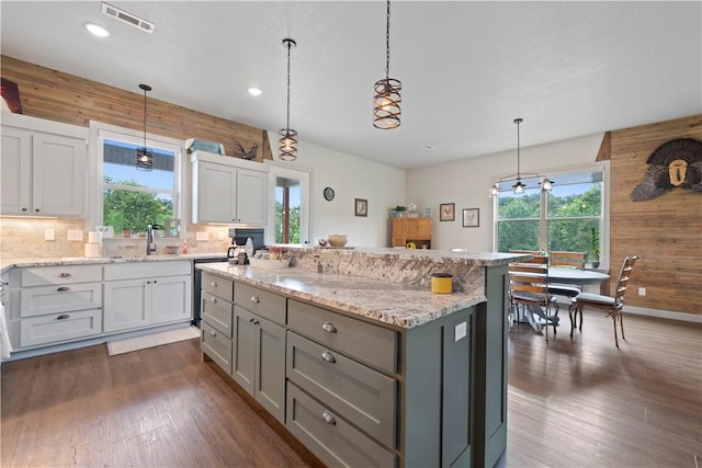 13812 Sunburst Ln, Gravette, AR 72736 - kitchen featuring gray cabinetry, a kitchen island, dark wood finished floors, backsplash, and recessed lighting
