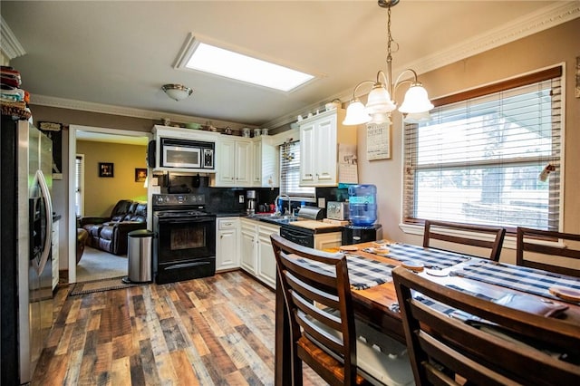 3 Rader Ln, Bella Vista, AR 72714 - kitchen with stainless steel appliances, a sink, ornamental molding, a chandelier, and wood finished floors
