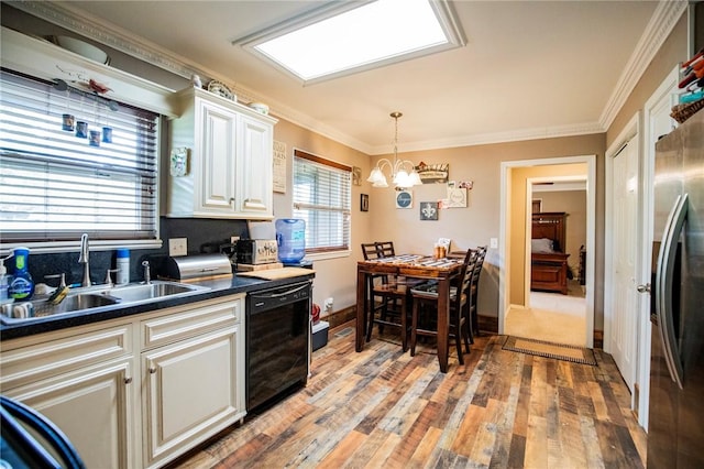 3 Rader Ln, Bella Vista, AR 72714 - kitchen with a sink, dishwasher, light wood finished floors, a chandelier, and dark countertops
