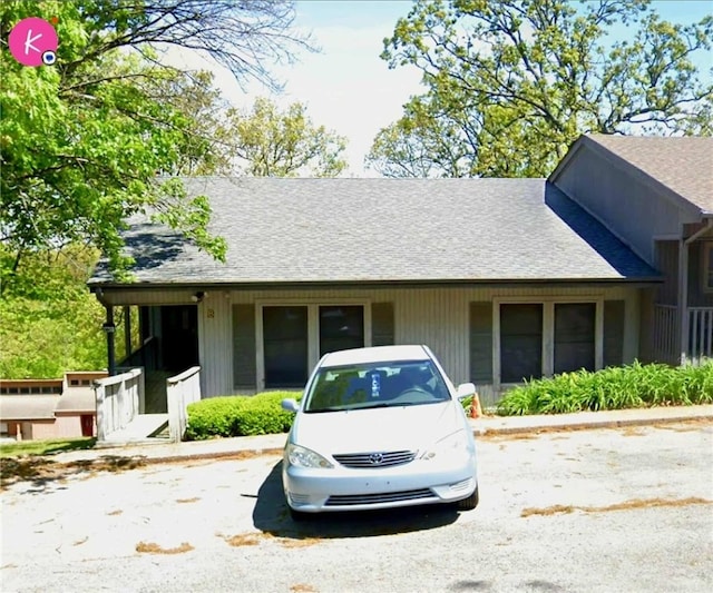 8 Mindy Ln, Bella Vista, AR 72715 - view of front facade featuring uncovered parking and roof with shingles