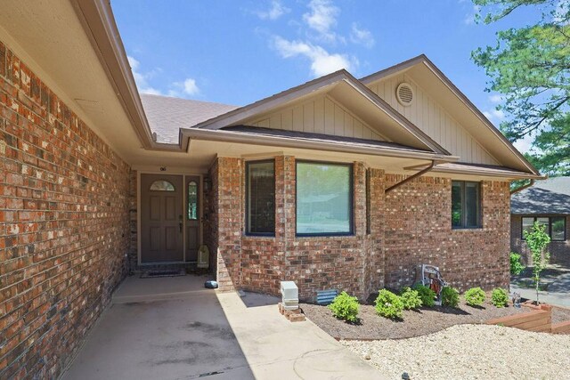 6 Portsmouth Ln, Bella Vista, AR 72715 - entrance to property with brick siding
