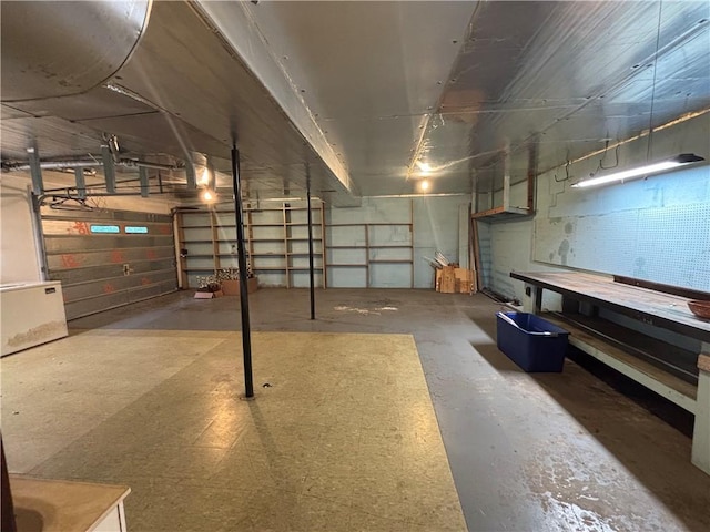 1010 Sherman Ave, Harrison, AR 72601 - garage featuring a workshop area