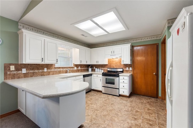 33 Holiday Island Dr, Holiday Island, AR 72631 - kitchen featuring appliances with stainless steel finishes, under cabinet range hood, a sink, a peninsula, and decorative backsplash