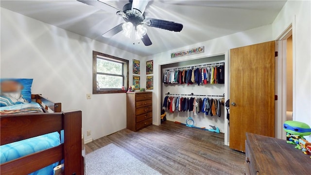 104 NE Deer Ridge Rd, Gravette, AR 72736 - bedroom featuring wood finished floors, a closet, and ceiling fan