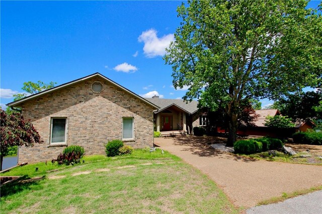70 Shields Spur, Holiday Island, AR 72631 - ranch-style house with a front yard and brick siding