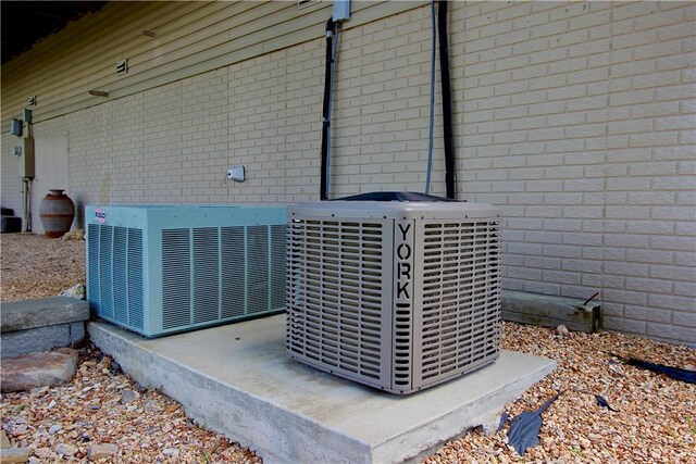 70 Shields Spur, Holiday Island, AR 72631 - exterior view of central AC and brick siding