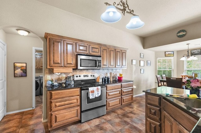 4007 W Song Bird Pl, Fayetteville, AR 72704 - kitchen with stainless steel appliances, independent washer and dryer, dark countertops, backsplash, and baseboards