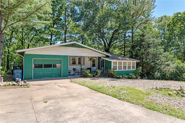 7 Ipswich Dr, Bella Vista, AR 72714 - view of front facade featuring driveway and a garage